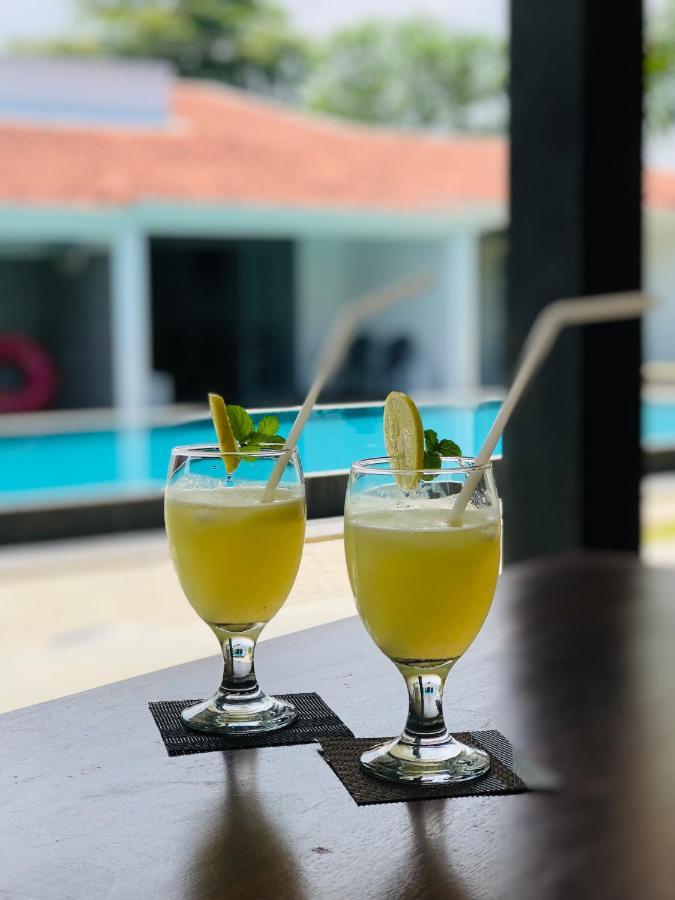 Bony'S Holiday Inn Negombo Exteriör bild