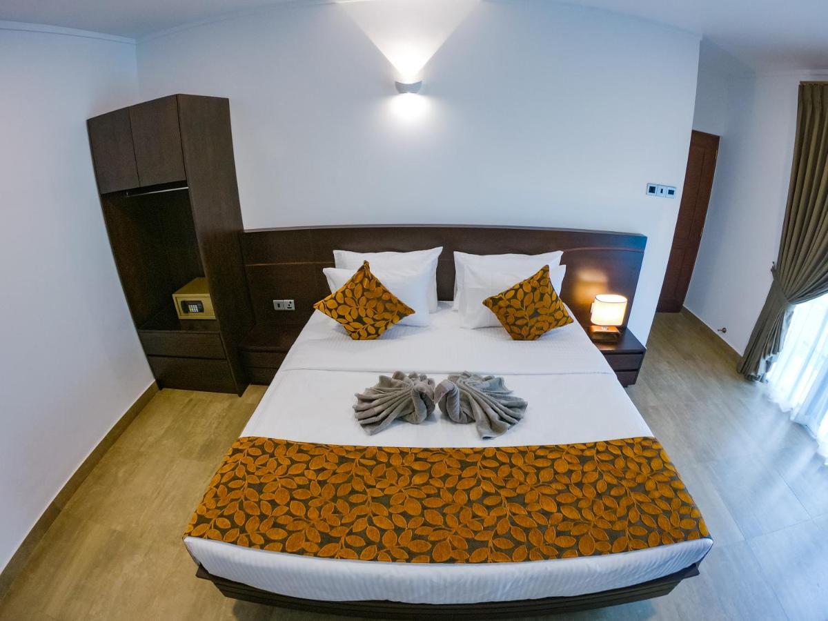 Bony'S Holiday Inn Negombo Exteriör bild