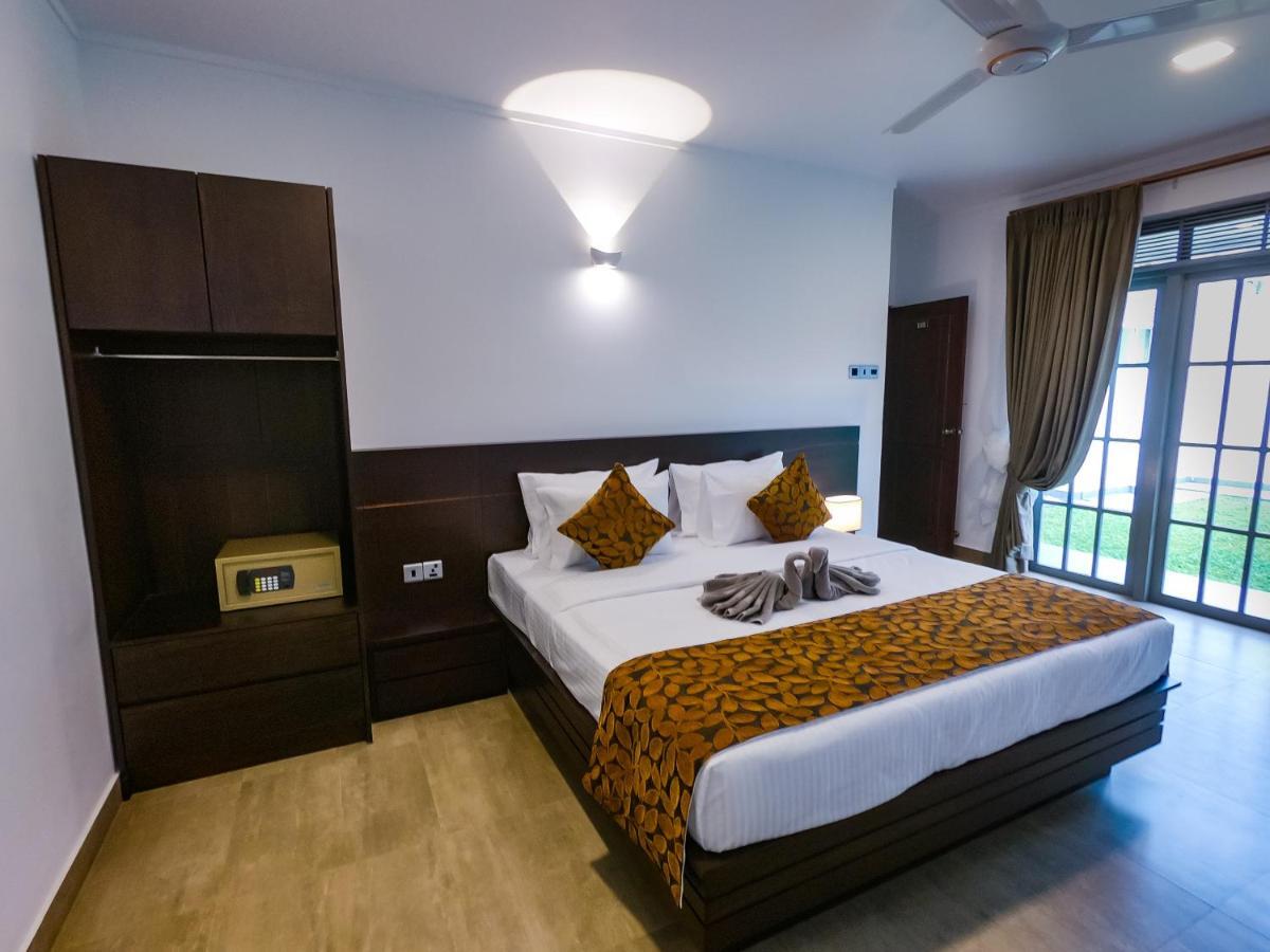 Bony'S Holiday Inn Negombo Exteriör bild