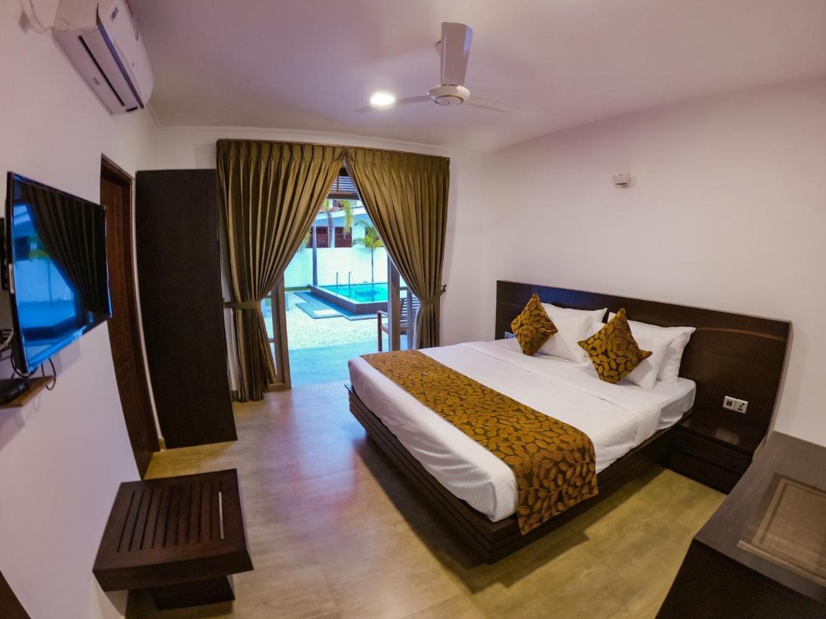 Bony'S Holiday Inn Negombo Exteriör bild