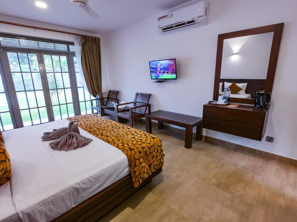 Bony'S Holiday Inn Negombo Exteriör bild
