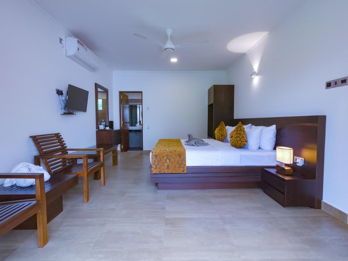 Bony'S Holiday Inn Negombo Exteriör bild