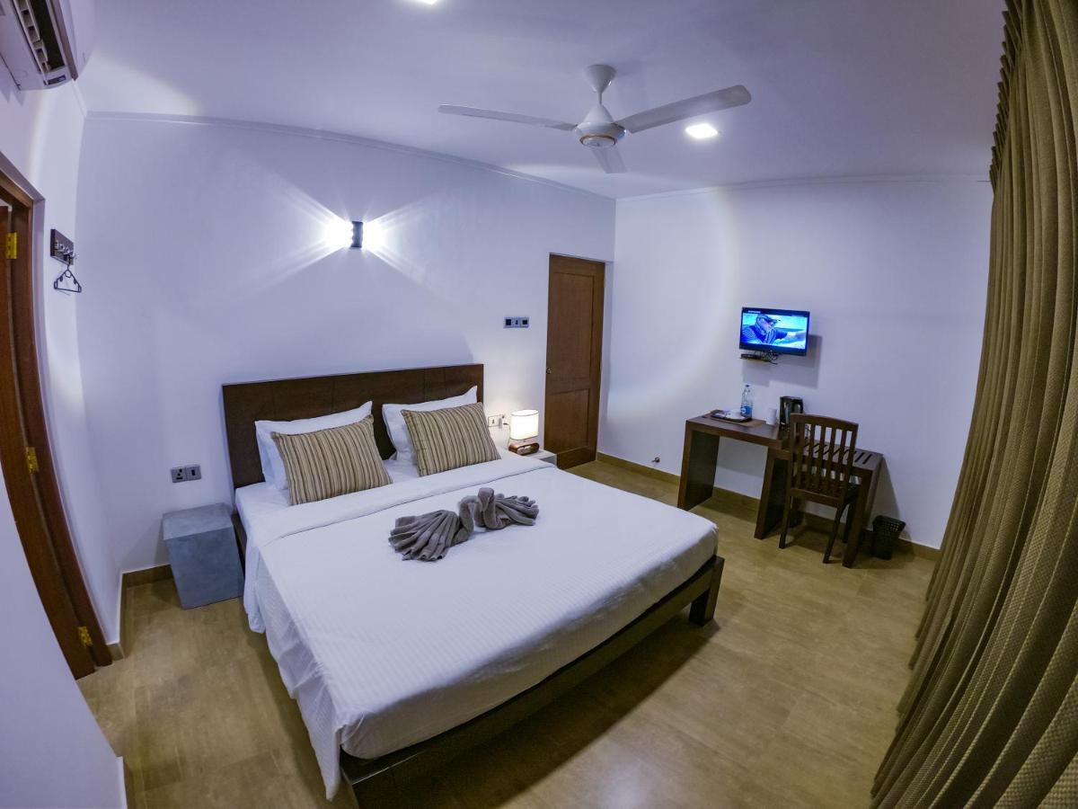 Bony'S Holiday Inn Negombo Exteriör bild
